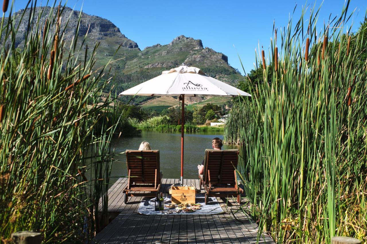 Alluvia Boutique Winery & Luxury Accommodation Stellenbosch Exterior foto The deck at the restaurant