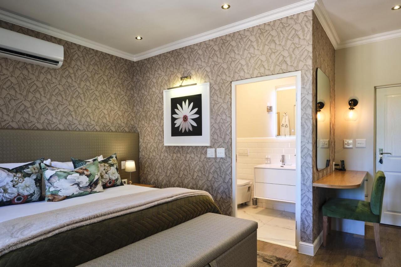 Alluvia Boutique Winery & Luxury Accommodation Stellenbosch Exterior foto A bedroom at the Cape Heritage