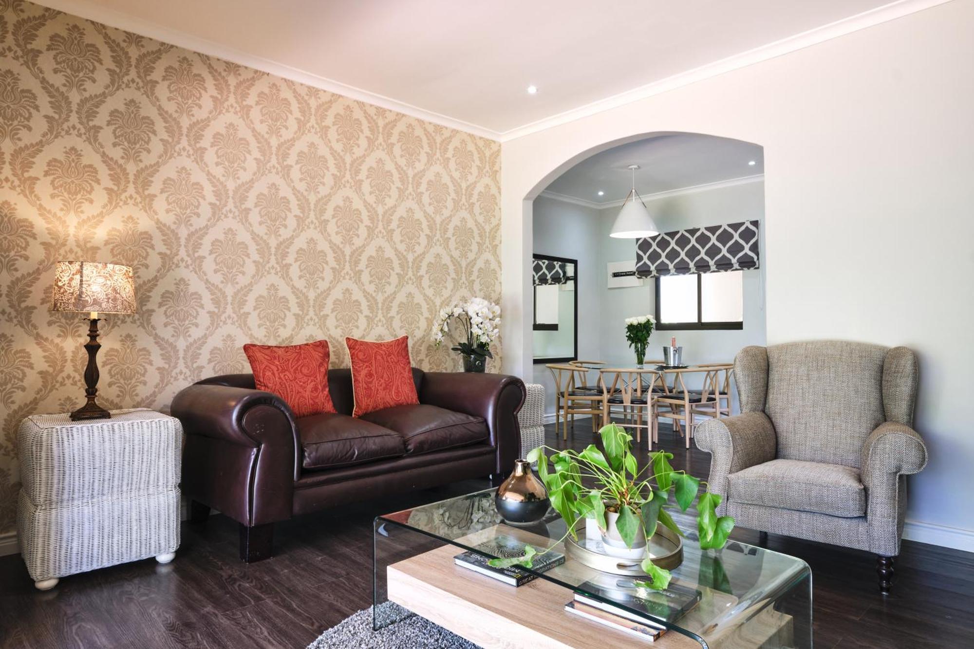Alluvia Boutique Winery & Luxury Accommodation Stellenbosch Habitación foto A living room with a couch and two armchairs