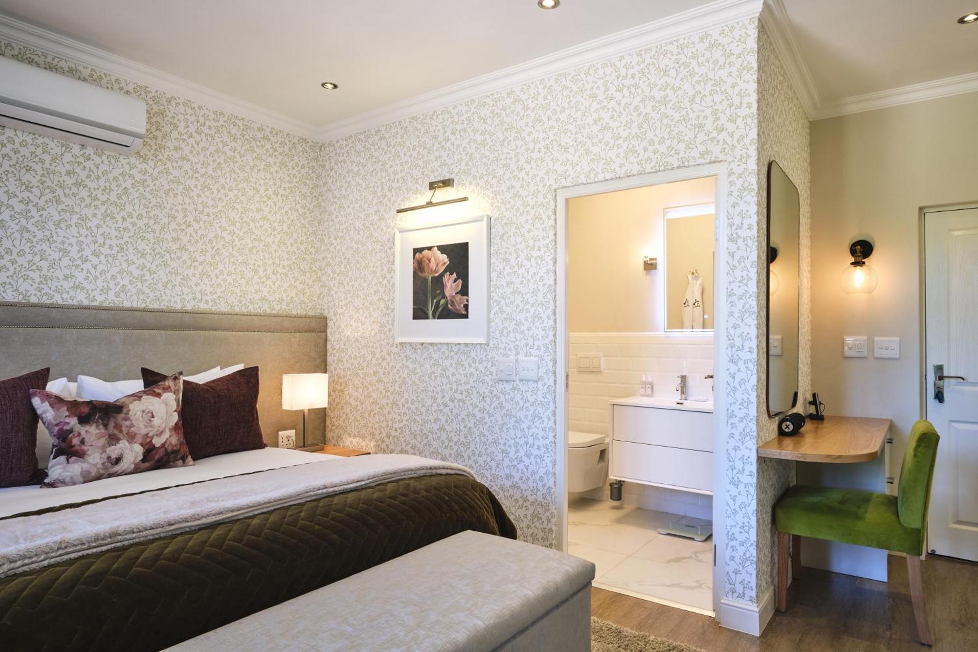 Alluvia Boutique Winery & Luxury Accommodation Stellenbosch Habitación foto A bedroom at the Cape Heritage