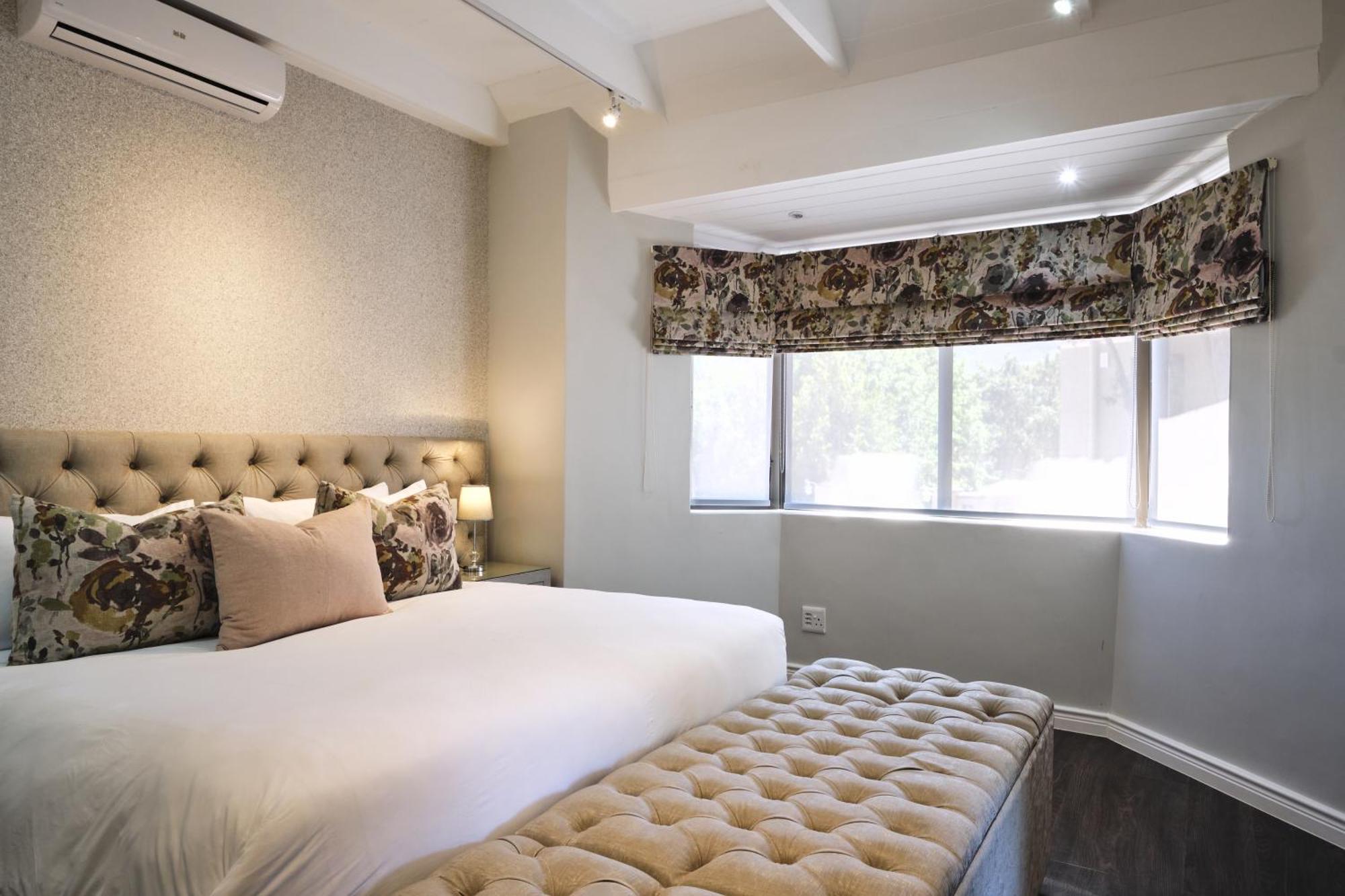Alluvia Boutique Winery & Luxury Accommodation Stellenbosch Habitación foto A bedroom with a window valance