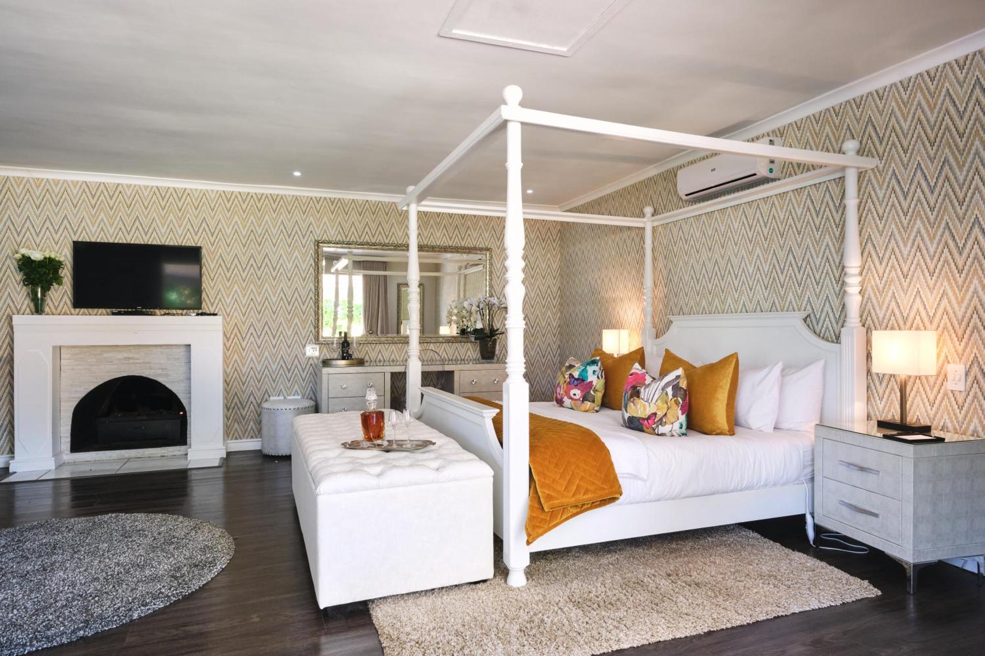 Alluvia Boutique Winery & Luxury Accommodation Stellenbosch Habitación foto A bedroom at the Cape Heritage