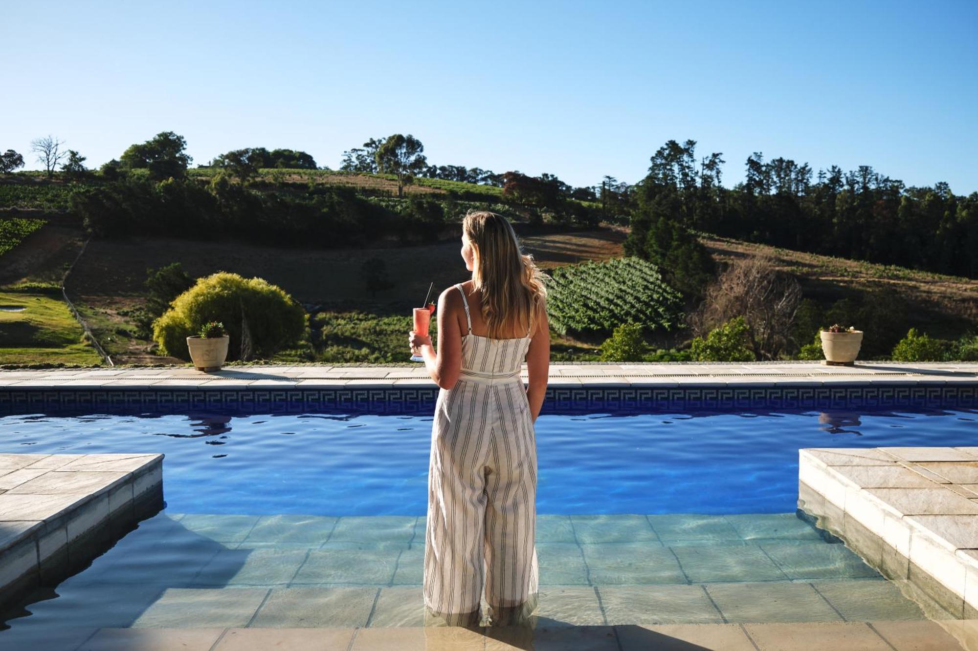 Alluvia Boutique Winery & Luxury Accommodation Stellenbosch Habitación foto A woman standing by a pool