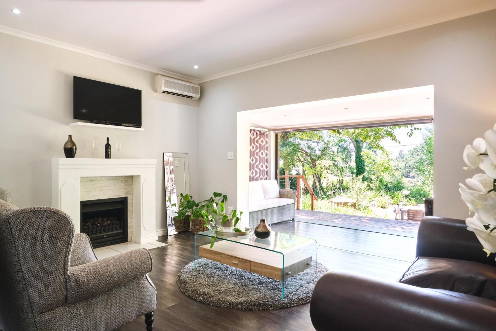 Alluvia Boutique Winery & Luxury Accommodation Stellenbosch Habitación foto A living room with a fireplace