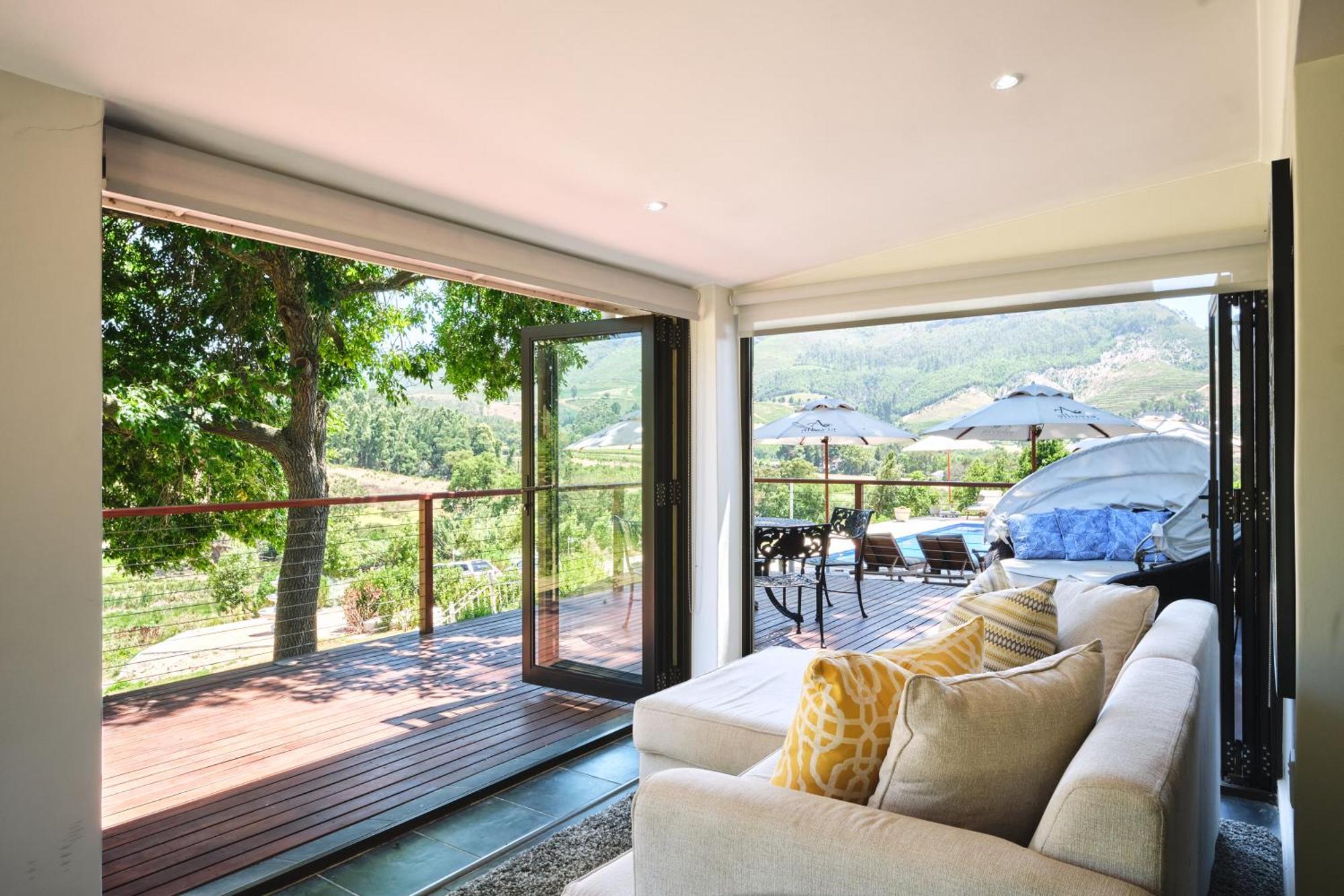 Alluvia Boutique Winery & Luxury Accommodation Stellenbosch Habitación foto A living room with a view of the vineyard