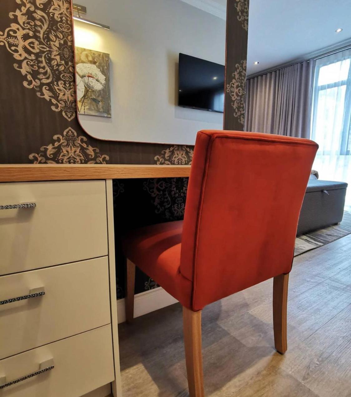 Alluvia Boutique Winery & Luxury Accommodation Stellenbosch Habitación foto A chair
