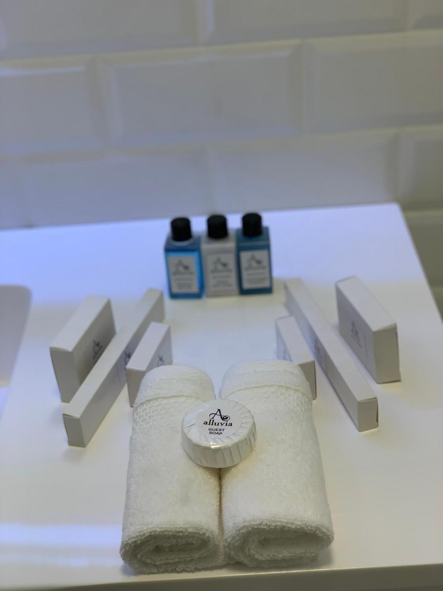 Alluvia Boutique Winery & Luxury Accommodation Stellenbosch Habitación foto A selection of the amenities offered by the airline