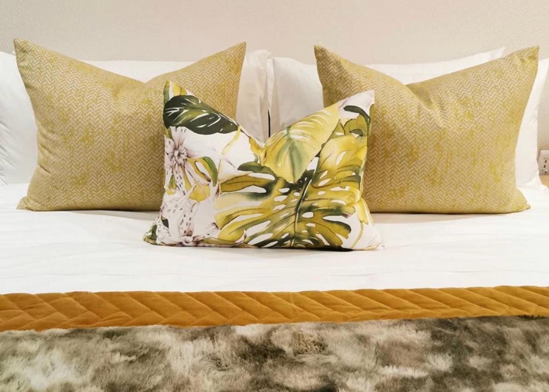 Alluvia Boutique Winery & Luxury Accommodation Stellenbosch Habitación foto A bed with decorative pillows