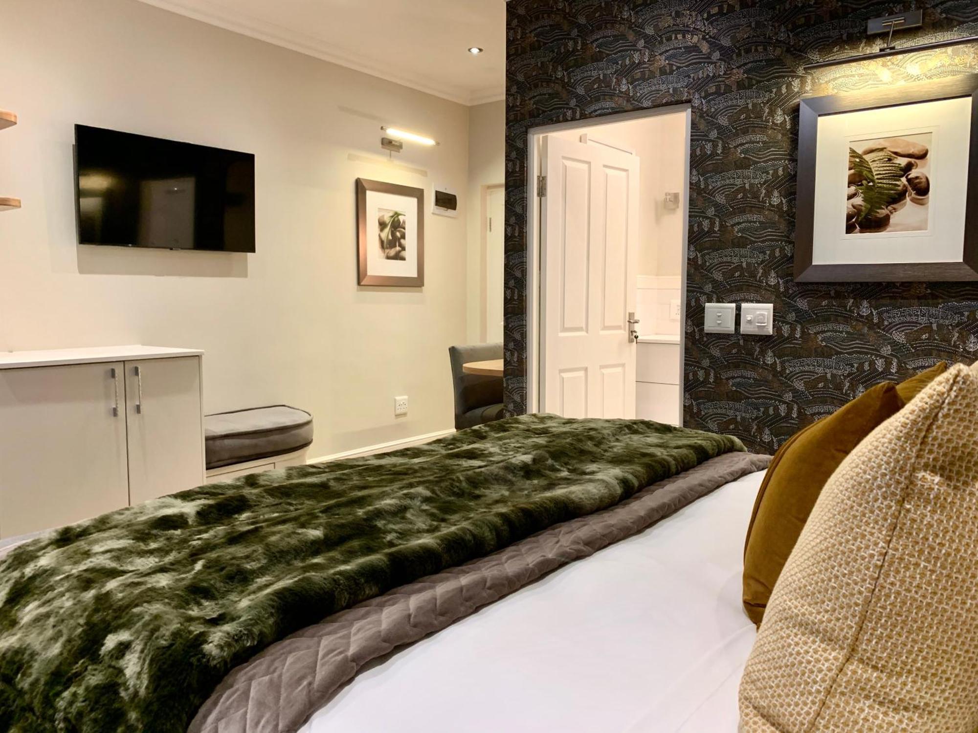 Alluvia Boutique Winery & Luxury Accommodation Stellenbosch Habitación foto A bedroom at the hotel