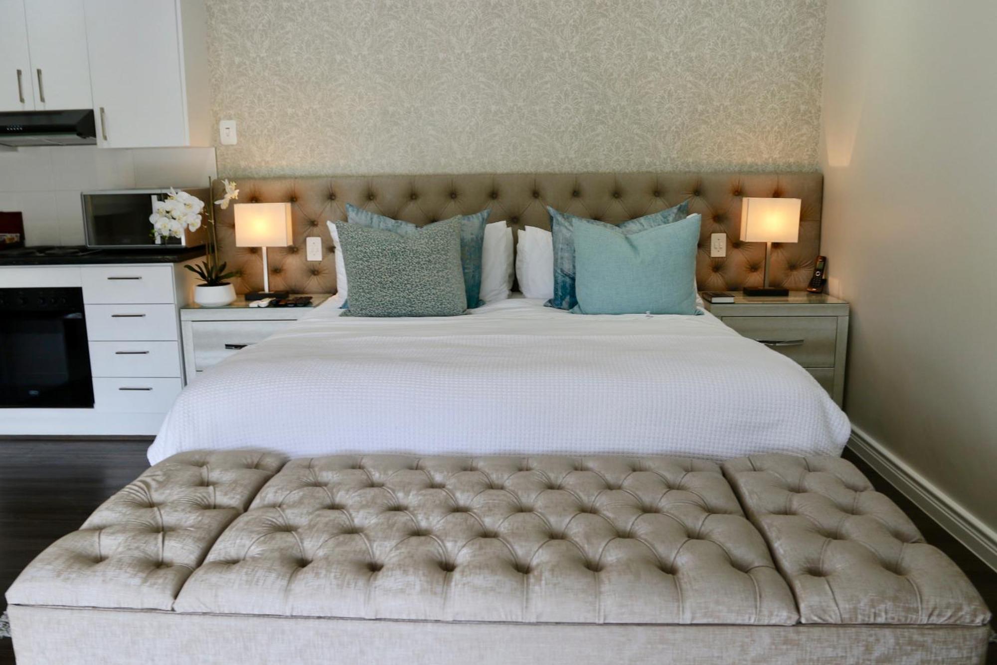 Alluvia Boutique Winery & Luxury Accommodation Stellenbosch Habitación foto A bedroom at the hotel